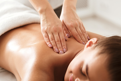 Découvrez les gestes de base du massage