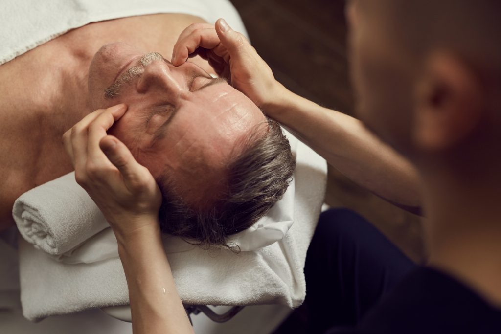 Homme qui se fait masser le crâne